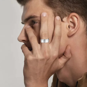 Guia masculino para comprar os alianças de casamento perfeito插图