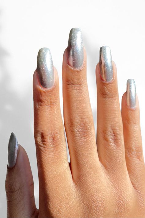 All That Glitters: A Guide to Metal Nail Polish插图4