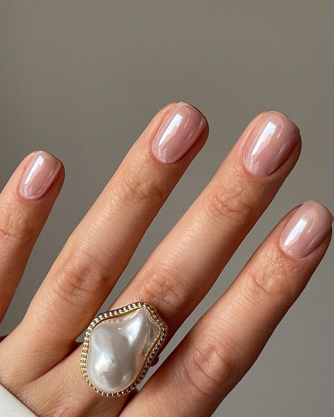 Pearly Nail Polish: Add Shimmer and Shine to Your Manicure插图2