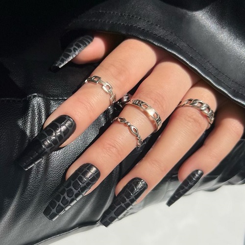 Explore the Latest Fashion：Black Nails