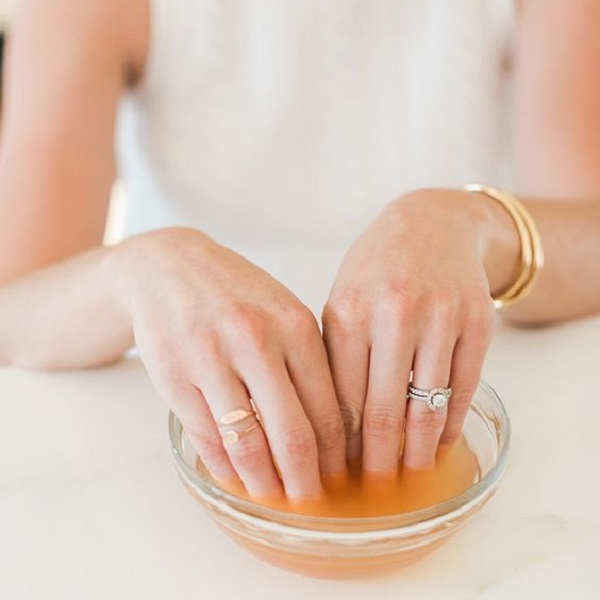 Effortlessly remove gel polish at home 